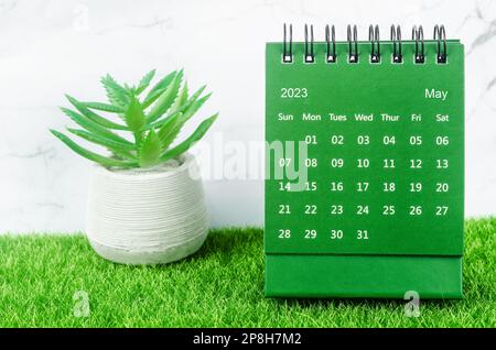 Verde Maggio 2023 Calendario mensile della scrivania per 2023 anno su erba. Foto Stock