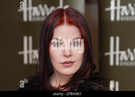 Priscilla Presley, Photocall per lanciare la sua collezione di biancheria da letto, Harrods, Knightsbidge, Londra, Regno Unito Foto Stock