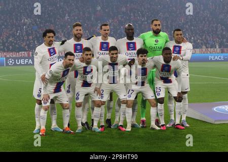 Monaco, Germania. , . Formazione del team PSG, 99. Gianluigi DONNARUMMA, Custode, 2. Achraf HAKIMI, 4. Sergio RAMOS, 5. MARQUINHOS, 6. Marco VERRATTI, 7. Kylian MBAPPE, 8. Fabian RUIZ, 15. Danilo PEREIRA, 17. VITINHA, 25. Nuno Mendes, 30. Lionel MESSI, CALCIO, UEFA CHAMPIONS LEAGUE, FC Bayern Muenchen vs PSG, Parigi Saint Germain, turno di 16 2nd tappa di mercoledì 8. Marzo 2023 a Monaco allo stadio di calcio Allianz Arena, risultato 2:0, (Foto di © Arthur THILL/ATPimages) (THILL Arthur/ATP/SPP) Credit: SPP Sport Press Photo. /Alamy Live News Foto Stock