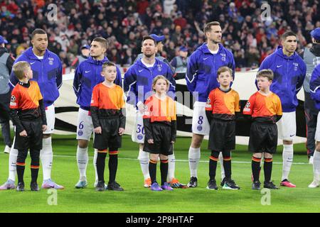 Monaco, Germania. , . Formazione del team PSG, 99. Gianluigi DONNARUMMA, Custode, 2. Achraf HAKIMI, 4. Sergio RAMOS, 5. MARQUINHOS, 6. Marco VERRATTI, 7. Kylian MBAPPE, 8. Fabian RUIZ, 15. Danilo PEREIRA, 17. VITINHA, 25. Nuno Mendes, 30. Lionel MESSI, CALCIO, UEFA CHAMPIONS LEAGUE, FC Bayern Muenchen vs PSG, Parigi Saint Germain, turno di 16 2nd tappa di mercoledì 8. Marzo 2023 a Monaco allo stadio di calcio Allianz Arena, risultato 2:0, (Foto di © Arthur THILL/ATPimages) (THILL Arthur/ATP/SPP) Credit: SPP Sport Press Photo. /Alamy Live News Foto Stock