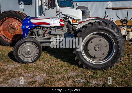 Fort Meade, FL - 26 febbraio 2022: Vista laterale in prospettiva alta di un trattore agricolo Ford 2N del 1947 in una fiera locale dei trattori. Foto Stock
