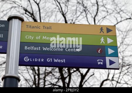 Informazioni turistiche indicazioni stradali in una giornata grigia compresa la città di sentieri titanici dei mercanti Belfast Northern Ireland UK Foto Stock
