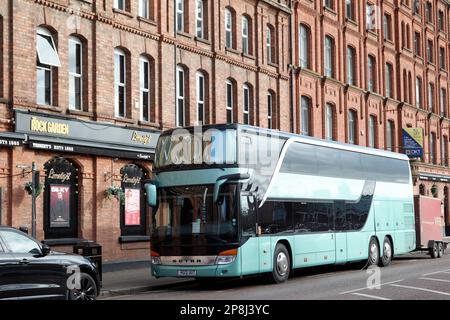 Tour musicisti pullman tour parcheggiato fuori dal giardino roccioso al limelight Belfast Irlanda del Nord Regno Unito Foto Stock