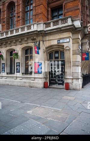 Esterno del Lady Abercorn's Pub & Kitchen all'angolo tra Liverpool Street e Bishopsgate, City of London, England, UK Foto Stock