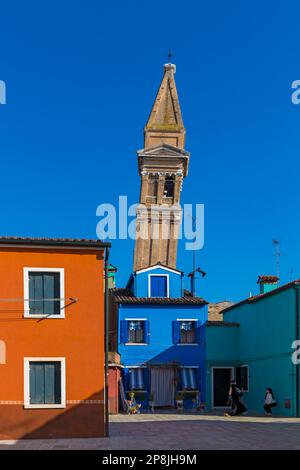 Campanile pendente campanile della Chiesa di San Martino a Burano, Venezia, Italia nel mese di febbraio Foto Stock