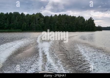 Sentiero da un motoscafo sull'acqua Foto Stock