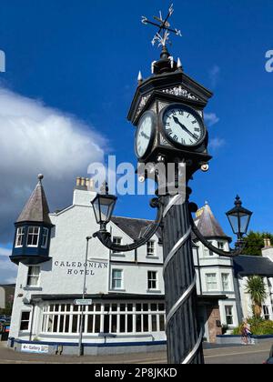 Ullapool, Scozia - 9,2022 agosto: Il Caledonian Hotel si affaccia sul porto di Ullapool e sulle colorate barche da pesca di Loch Broroom. Foto Stock