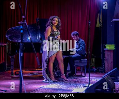 La cantante Amanda Mena indossa un nuovo abito della stilista Lydiya Romanchuk, con Lucas Alvarado sulle tastiere, presso la City Winery di Boston nel 2022 Foto Stock