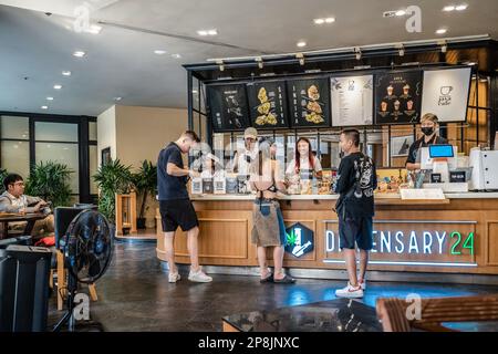 Bangkok, Thailandia. 07th Mar, 2023. Stranieri e cittadini thailandesi si allineano per scegliere e acquistare cannabis al Dispensary 24, un dispensario locale di marijuana a Bangkok. Vita quotidiana in un dispensario legale di cannabis in Thailandia, che depenalizzava la sostanza, tutte le parti delle piante di cannabis sono state completamente rimosse dalla lista narcotica, nel giugno 2022. Credit: SOPA Images Limited/Alamy Live News Foto Stock