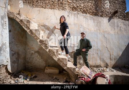 Sindschar, Iraq. 09th Mar, 2023. Annalena Baerbock (Bündnis 90/Die Grünen, l), ministro degli Esteri, e il responsabile del servizio di sminamento, Ian Johnston di Global Clearance Solutions, visitano il centro della città distrutta di Sinjar. Durante il suo viaggio, Baerbock visita la città settentrionale irachena di Sinjar, la principale zona di insediamento degli Yazidi. Lo Stato islamico (IS) è considerato responsabile del genocidio degli Yazidi dopo il 2014. Credit: Michael Kappeler/dpa/Alamy Live News Foto Stock