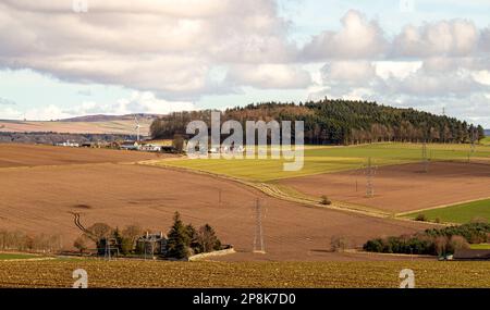 Dundee, Tayside, Scozia, Regno Unito. 9th Mar, 2023. UK Weather: Il nord-est della Scozia sta sperimentando il clima primaverile, ma è molto freddo, con temperature che si aggirano intorno ai 3°C. Una pittoresca vista panoramica della valle di Strathmore, delle colline di Sidlaw e della campagna circostante nella campagna di Dundee sotto il sole di marzo. Credit: Dundee Photographics/Alamy Live News Foto Stock