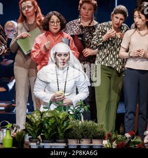 Amburgo, Germania. 08th Mar, 2023. La cantante Elena Guseva si esibisce come Suor Angelica con i membri del coro nel singolo atto 'Suor Angelica' durante la prova fotografica di 'il Tritico'. L'opera di Giacomo Puccini avrà la sua prima all'Opera di Stato di Amburgo il 12 marzo 2023. Credit: Markus Scholz/dpa/Alamy Live News Foto Stock