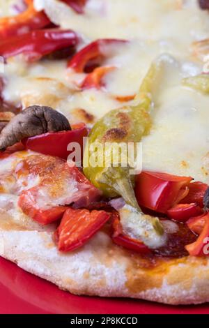 Primo piano di Una pizza su un piatto Foto Stock