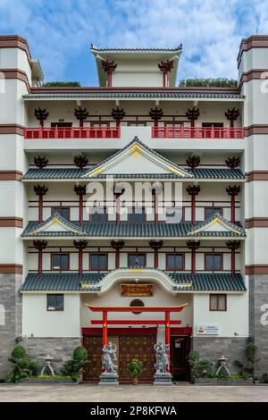 Facciata principale del vero Tempio dell'Associazione Shi Cheng del Buddha a Geylang, Singapore. Scatto verticale. Foto Stock