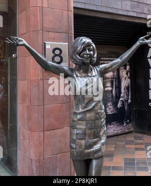 Una foto verticale della statua di Cilla Black su Mathew Street, fuori dall'ingresso del Cavern Club Foto Stock
