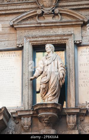 Italia, Lombardia, Milano, Piazza dei Mercanti, Palazzo delle Scuole Palatine, Statua di Decimo Magno Ausonio di Lasagna Giovan Pietro Foto Stock