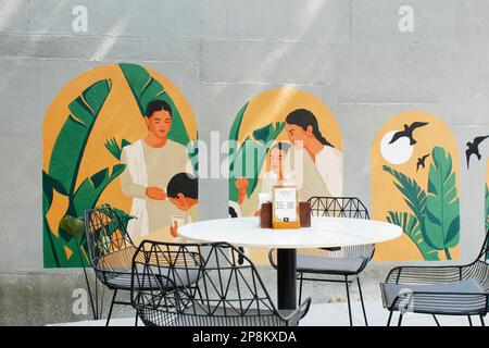 Posti a sedere all'interno di una caffetteria con sfondo colorato, Hyderabad, india Foto Stock