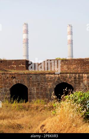 Jaigad Fort un forte costiero sulla penisola nel distretto di Ratnagiri vicino alla città tempio di Ganpatipule, Maharashtra, India Foto Stock