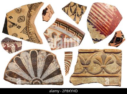 Antica collezione di frammenti di terracotta, insieme isolato di pezzi di ceramica provenienti da antiche culture greche e romane Foto Stock