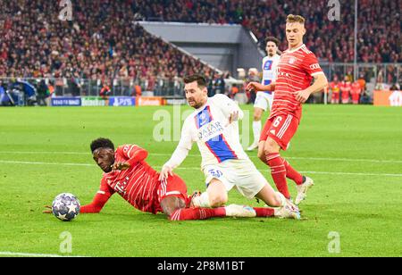 Alphonso DAVIES, FCB 19 gareggia per la palla, combattendo, duello, header, zweikampf, Azione, lotta contro Lionel messi, PSG 30 nell'ottava finale partita FC BAYERN MUENCHEN - PARIGI SG 2-0 del calcio UEFA Champions League, partita nella stagione 2022/2023 a Parigi, 08 marzo 2023. Achtelfinale, FCB, Monaco di Baviera, PSG © Peter Schatz / Alamy Live News Foto Stock