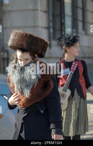 2 bambini ebrei ortodossi, presumibilmente fratelli e sorelle, nei loro costumi Purim su Bedford Avenue a Williamsburg, Brooklyn, New York City. Foto Stock