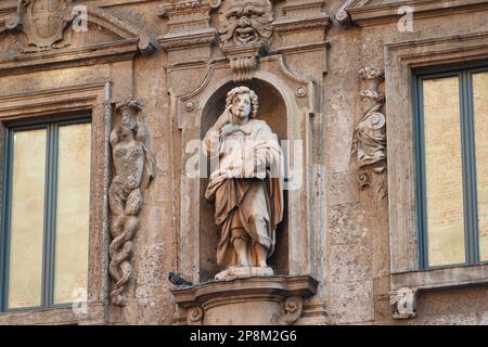 Italia, Lombardia, Milano, Piazza dei Mercanti, Palazzo delle Scuole Palatine, Statua di Sant'Agostino di Lasagna Giovan Pietro Foto Stock