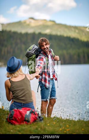 giovane coppia caucasica adulta che si diverte sul lago nella natura selvaggia Foto Stock