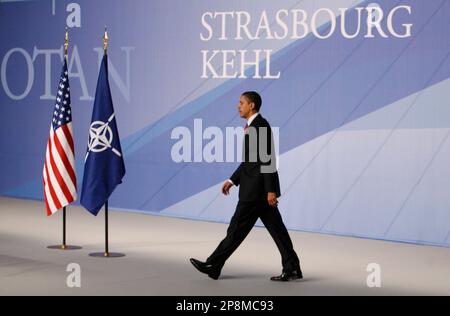 US President Barack Obama walks on stage to start his news conference at the NATO Summit in Strasbourg, France, Saturday, April 4, 2009. (AP Photo/Charles Dharapak)