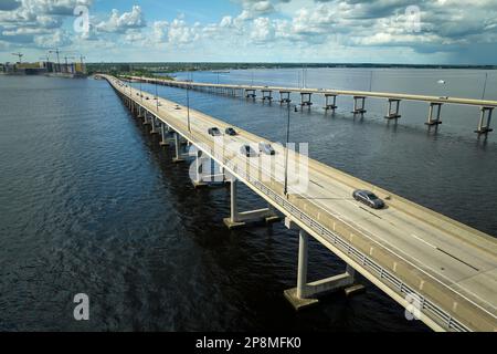 Barron Collier Bridge e Gilchrist Bridge in Florida con traffico in movimento. Infrastruttura di trasporto nella contea di Charlotte che collega Punta Gorda An Foto Stock