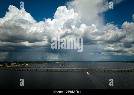 Barron Collier Bridge e Gilchrist Bridge in Florida con traffico in movimento. Infrastruttura di trasporto nella contea di Charlotte che collega Punta Gorda An Foto Stock