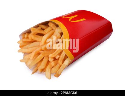 MYKOLAIV, UCRAINA - 12 AGOSTO 2021: Gran parte delle patatine fritte di McDonald's su sfondo bianco Foto Stock