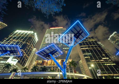 Pannelli fotovoltaici solari blu montati in città moderna su pali stradali per l'alimentazione elettrica di lampioni e telecamere di sorveglianza. ener futuristico Foto Stock