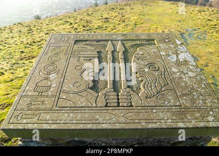 Sculture dell'artista Mary Kenny sulla cima di Pirn Hill e Iron Age Hill Fort sopra Innerleithen, Scozia Foto Stock