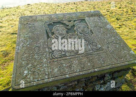 Sculture dell'artista Mary Kenny sulla cima di Pirn Hill e Iron Age Hill Fort sopra Innerleithen, Scozia Foto Stock