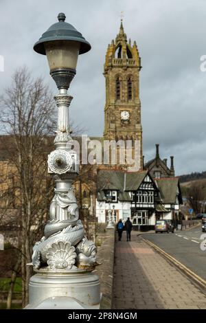 Una luce di strada ornata sul ponte Tweed a Peebles. Foto Stock