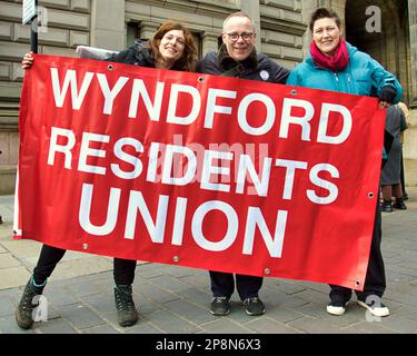 Glasgow, Scozia, Regno Unito 9th marzo 2023. Gli attivisti lanciano una campagna per porre fine alla fame scolastica a Glasgow dimostrazione della Giornata internazionale dei pasti scolastici a sostegno della campagna “pasti scolastici” Feed la protesta delle zizze contro le camere della città è stata unita ai manifestanti sindacali dei residenti di Wyndford mentre marciavano intorno alle camere e posavano in John Street, Credit Gerard Ferry/Alamy Live News Foto Stock