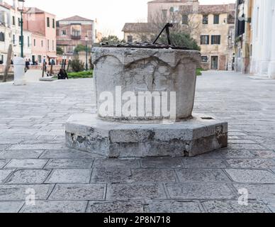 Antico pozzo d'acqua a Venezia, Italia Foto Stock