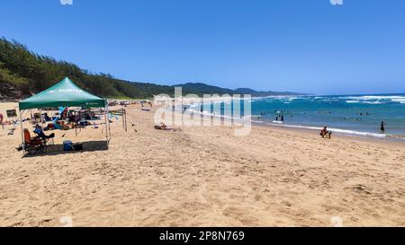 Cape Vidal, Sudafrica - 14 gennaio 2023: Persone sulla spiaggia di Cape Vidal nel parco di Isimangaliso, Sudafrica Foto Stock