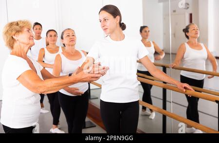 Le donne che addestrano il balletto si muove con l'addestratore Foto Stock