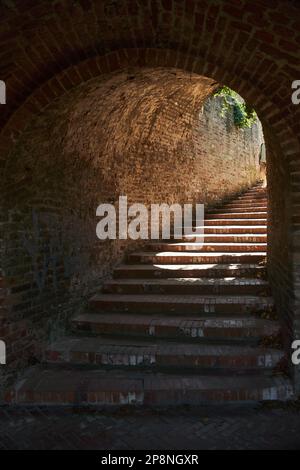 Scalinata e uscita dal tunnel della Fortezza di Petrovaradin a Novi Sad, Serbia Foto Stock