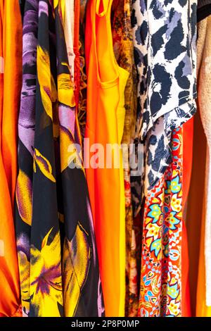 Abiti e abiti colorati da donna su appendiabiti in armadio a Playa del Carmen Quintana Roo Messico. Foto Stock