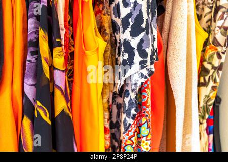 Abiti e abiti colorati da donna su appendiabiti in armadio a Playa del Carmen Quintana Roo Messico. Foto Stock