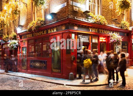 Godetevi una pinta al Temple Bar, il quartiere degli alcolici di Dublino. Di fronte all'iconico bar, Temple Bar. Foto Stock