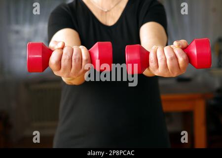 Donna che fa l'addestramento di commercio nel paese Foto Stock