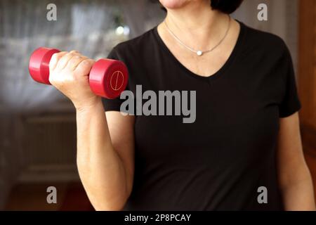 Donna che fa l'addestramento di commercio nel paese Foto Stock