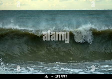 Ogni dieci anni si verifica una tempesta di sette punti. Cataclismi e fenomeni meteorologici in mare, tempeste e uragano in autunno Foto Stock