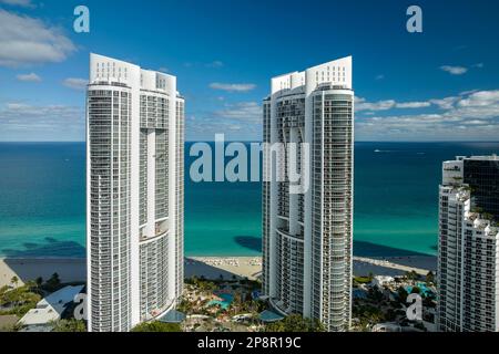 Alti e costosi hotel e condomini sulla costa dell'oceano Atlantico nella città di Sunny Isles Beach. Infrastrutture turistiche americane nel sud della Florida. Foto Stock