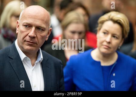 Berlino, Germania. 09th Mar, 2023. Kai Wegner (CDU), presidente, e Franziska Giffey (SPD), sindaco di Berlino, arrivano al campus EUREF per una dichiarazione dopo i negoziati di coalizione tra CDU e SPD. Credit: Fabian Sommer/dpa/Alamy Live News Foto Stock