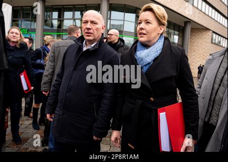 Berlino, Germania. 09th Mar, 2023. Kai Wegner (CDU), presidente, e Franziska Giffey (SPD), sindaco di Berlino, arrivano al campus EUREF per una dichiarazione dopo i negoziati di coalizione tra CDU e SPD. Credit: Fabian Sommer/dpa/Alamy Live News Foto Stock