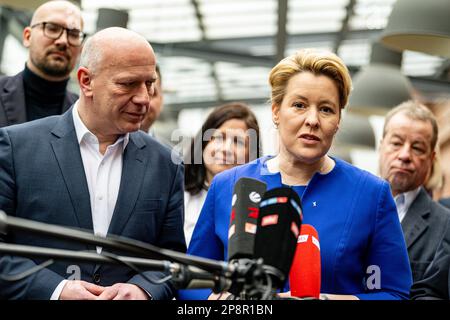 Berlino, Germania. 09th Mar, 2023. Kai Wegner (CDU), presidente, e Franziska Giffey (SPD), sindaco di Berlino, fanno una dichiarazione all'inizio dei negoziati di coalizione CDU-SPD sul campus EUREF. Credit: Fabian Sommer/dpa/Alamy Live News Foto Stock